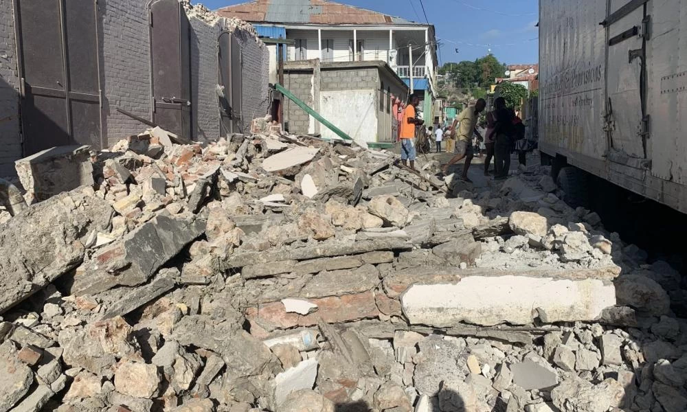 Σεισμός στην Αϊτή: Νεκροί τουλάχιστον 300 άνθρωποι - Μετασεισμός 5,9 Ρίχτερ